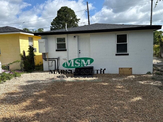 Building Photo - Charming Renovated 2BR/1BA Cottage in West...