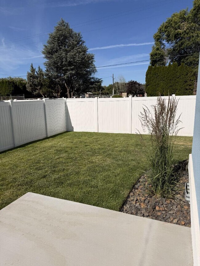 Building Photo - 9006 Nafizah Wy