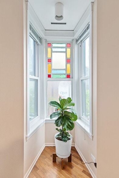 Building Photo - 104 W Oak St