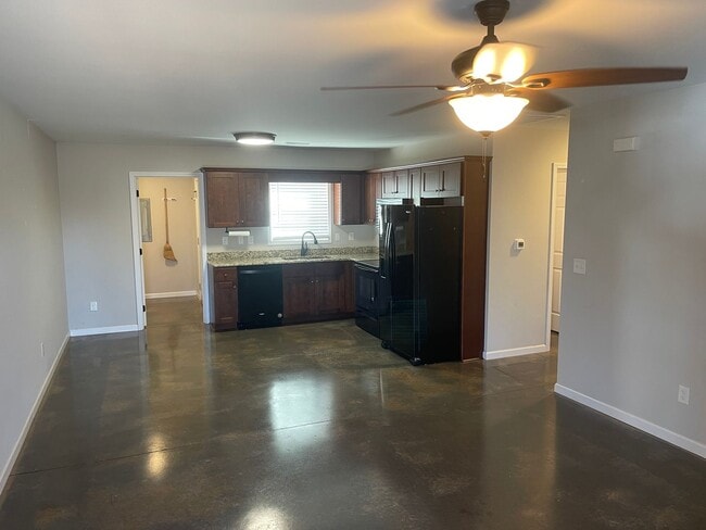 Building Photo - Available December 10th, 2025! 2 BR, 1 BA ...
