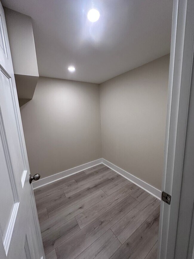 Building Photo - 824 E High St