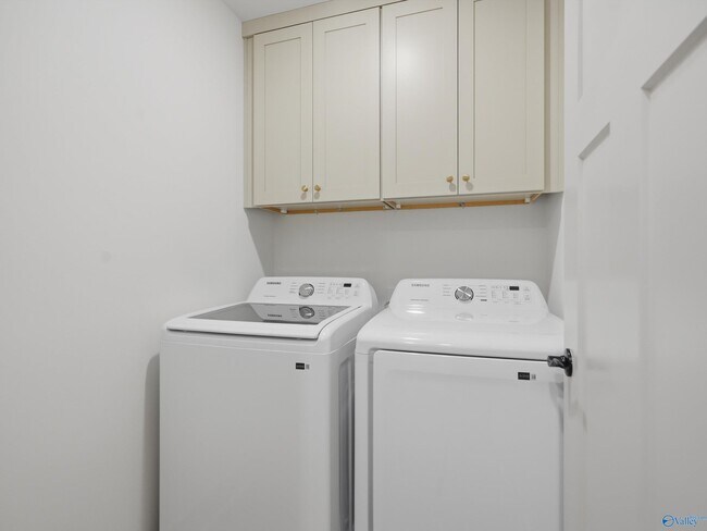 Building Photo - 8 Whispering Oak Dr SW