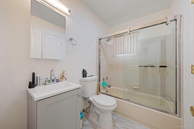 Building Photo - 475 Old Country Rd