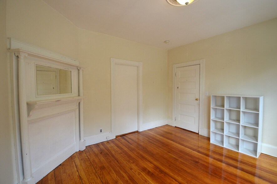 Building Photo - 10 Bucknam St