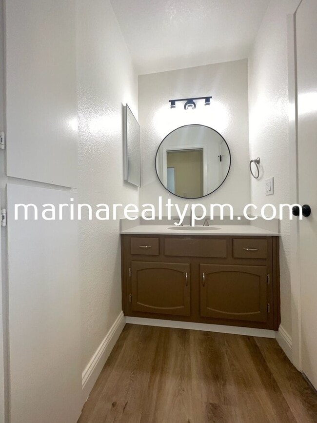 Building Photo - Two Story Crockett Condo Two-Off Street Pa...