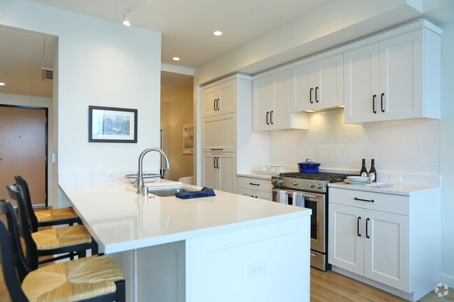 1BR, 1BA + Den - 850 SF - Mera