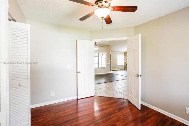 Building Photo - 899 Daffodil Dr