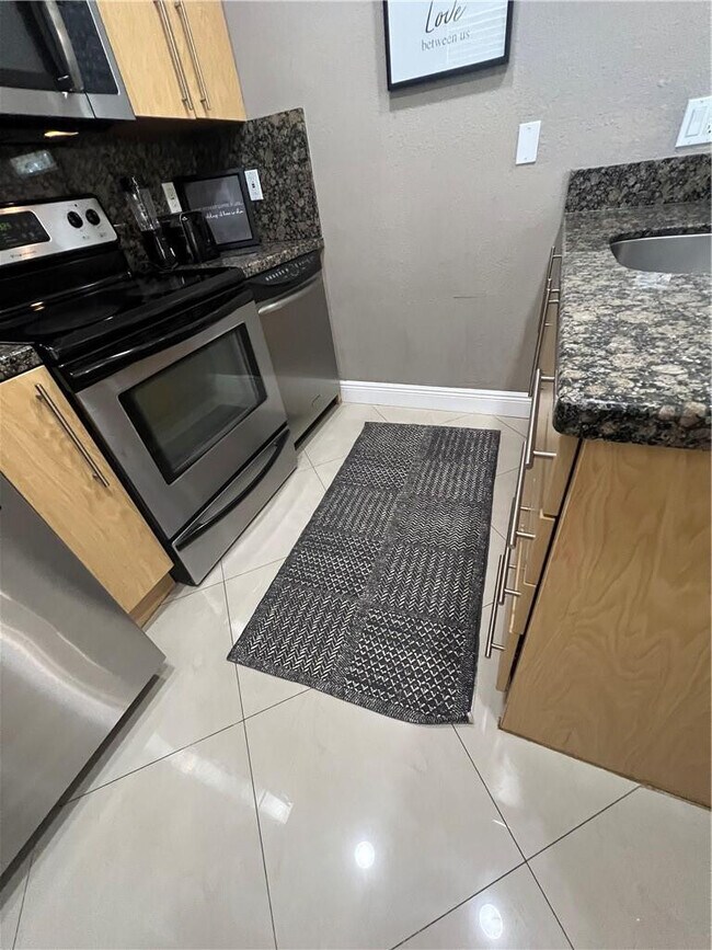 Building Photo - 811 NE 14th Pl