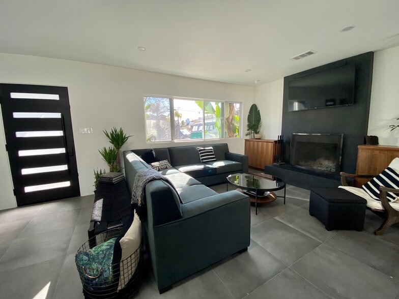 Building Photo - 2009 Warfield Ave