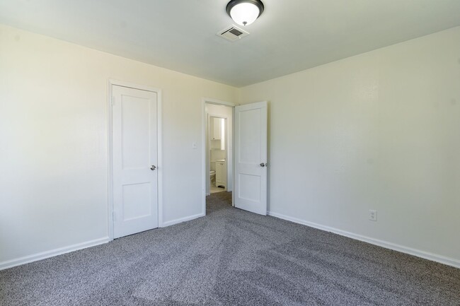 Building Photo - 4-Bedroom Must See!