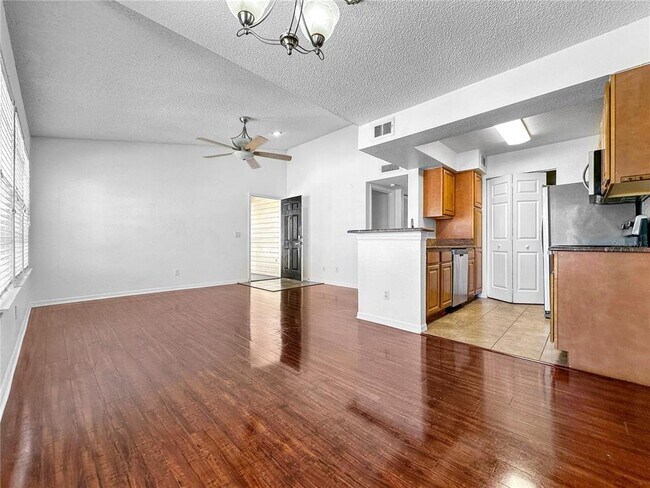 Building Photo - 1033 S Hiawassee Rd