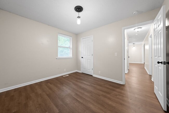 Building Photo - Renovated 3 Bedroom Dog Friendly Home For Rent on Lafayette Road!