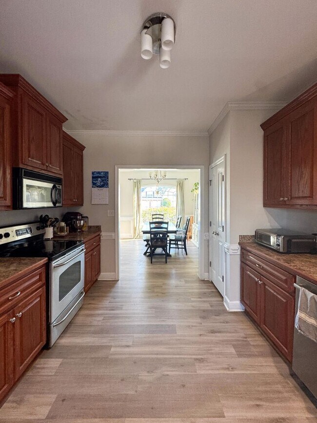 Building Photo - Well-Maintained 4 Bed 2.5 Bath Home with a Pool