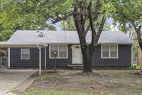 Building Photo - 3209 S Knoxville Ave