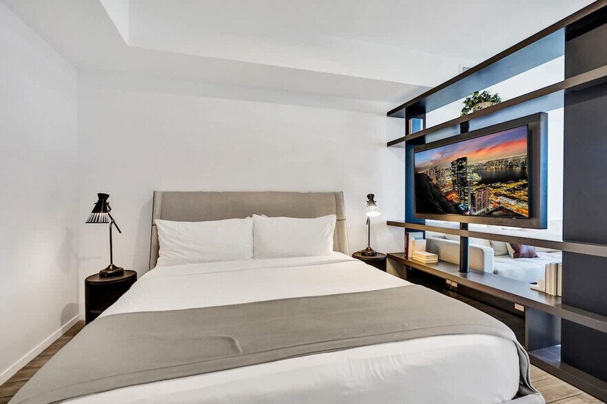 Building Photo - 398 NE 5th St