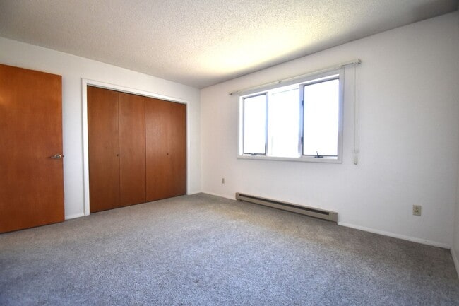 Building Photo - Top floor apartment! Close to MSU and downtown!