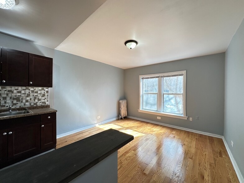 Building Photo - 5679 N Ridge Ave