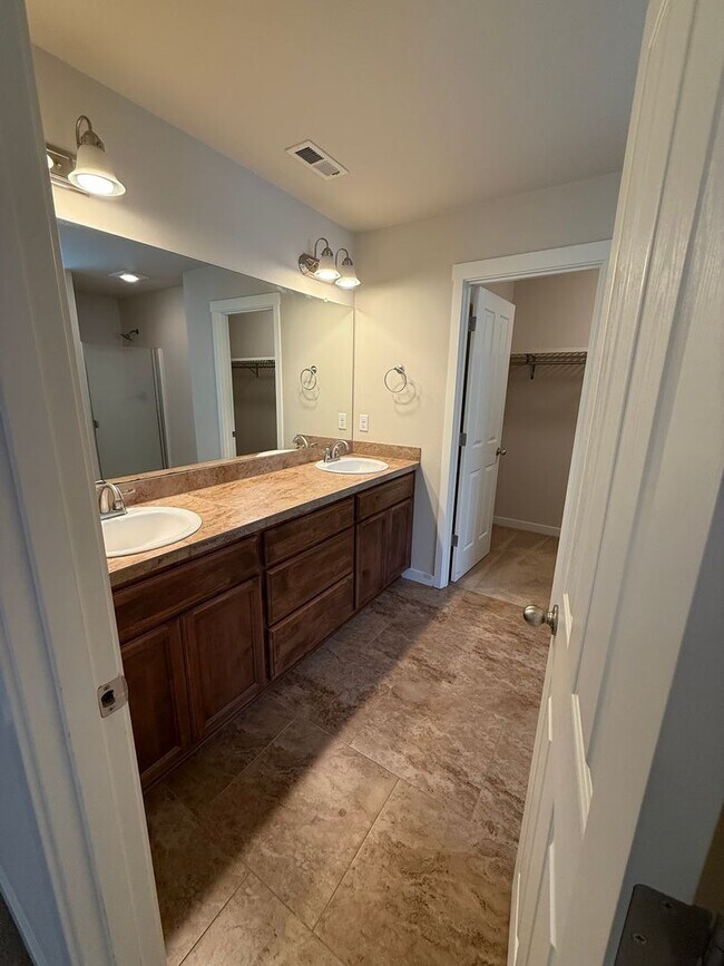 Building Photo - Gorgeous 4Bd/2.5Ba Craftsman Home in East Vancouver!