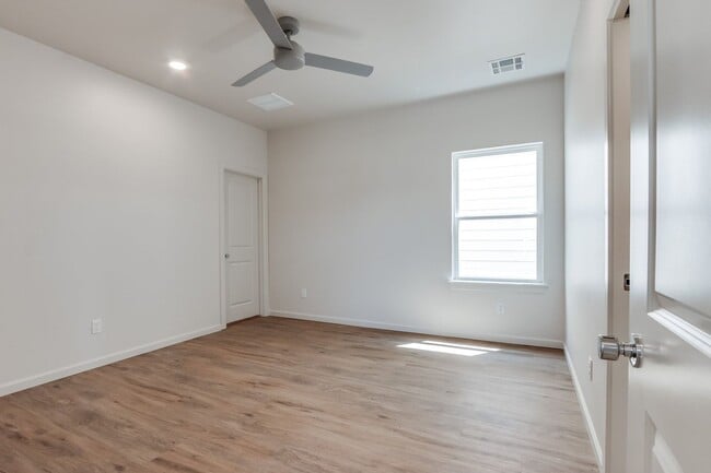 Building Photo - Urban living in Edmond