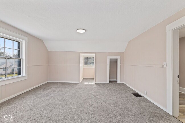 Building Photo - 320 Lockerbie St