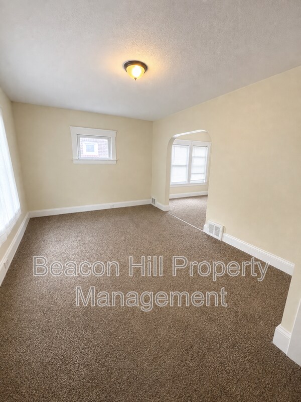 Building Photo - 9814 Dunlap Ave