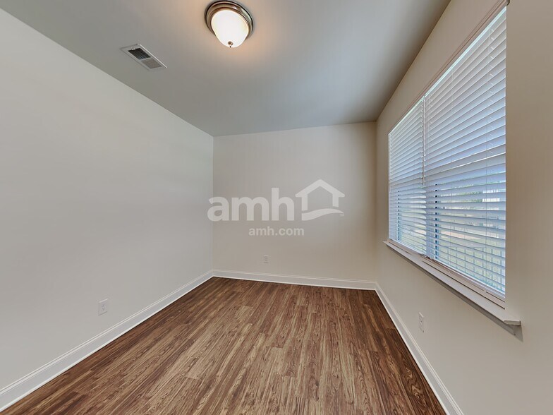 Building Photo - 5075 Hudson Vly Dr