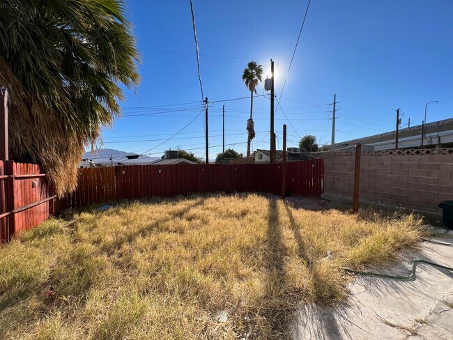 Building Photo - Rent Ready GATED 1BD/1BA. FRESH PAINT & ST...