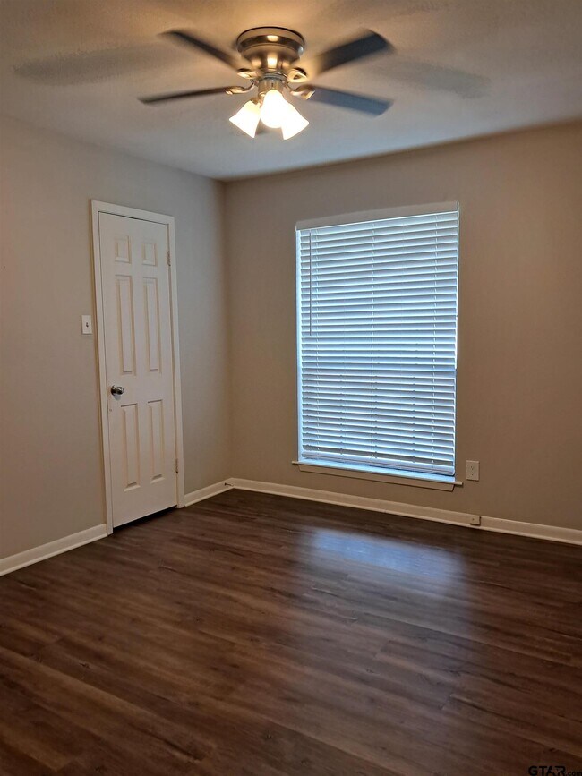 Building Photo - 704 Becky Dr