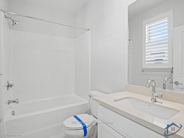 Building Photo - 225 Houret Dr