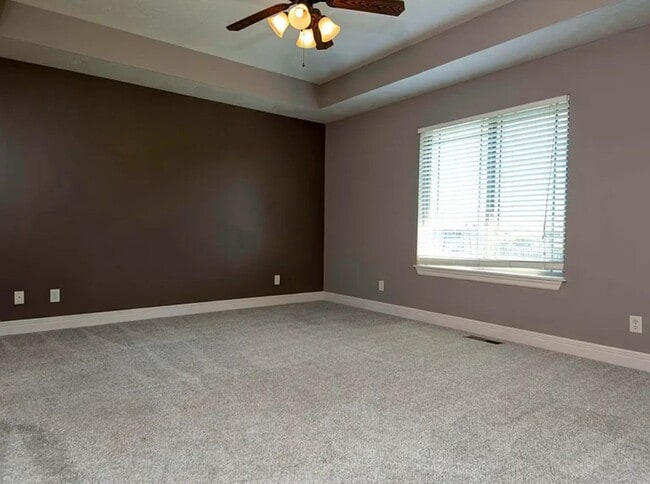 Building Photo - Beautiful 4 bedroom house with privacy fen...