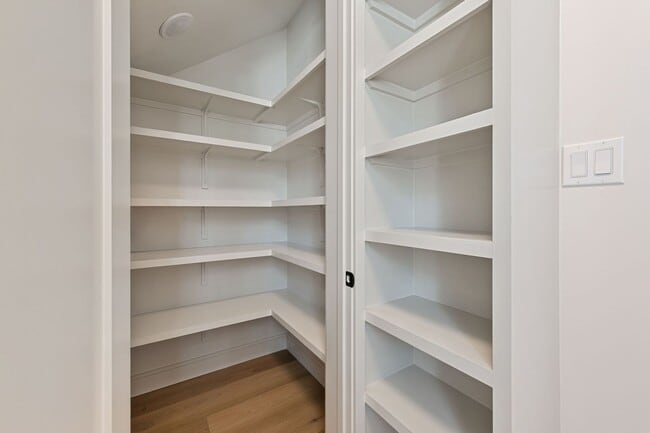 Building Photo - 917 E 37th St