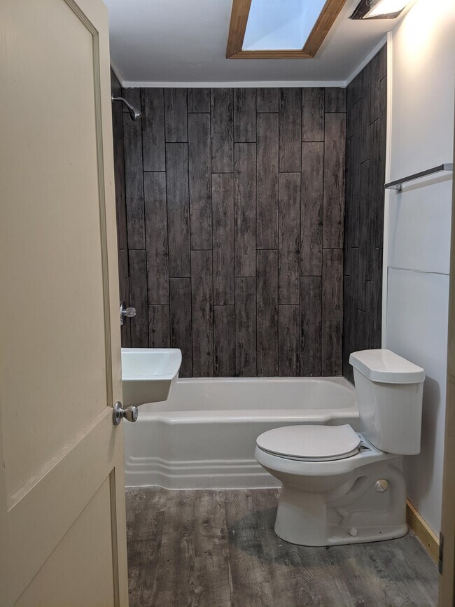 Building Photo - 410 W Maple St