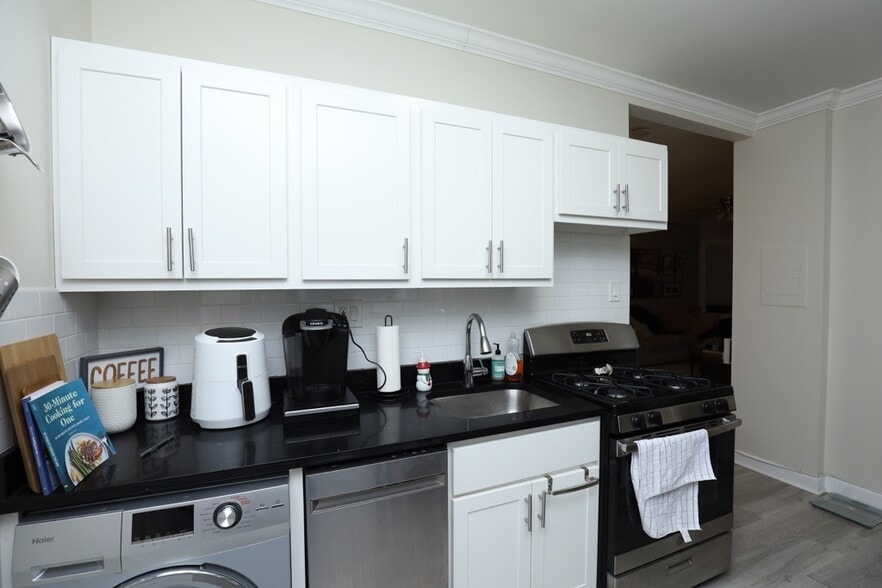 Building Photo - 644 W Roscoe St