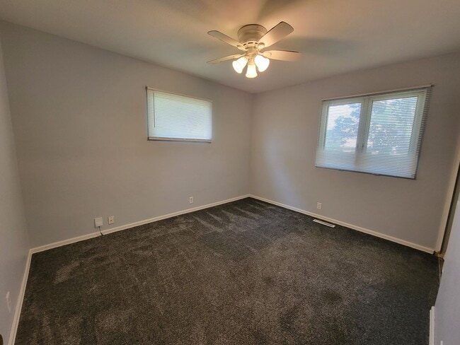 Building Photo - 3 bed, 1 bath, Close to South Bend Airport