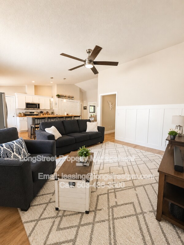 Building Photo - 3206 SE Summerfield Dr