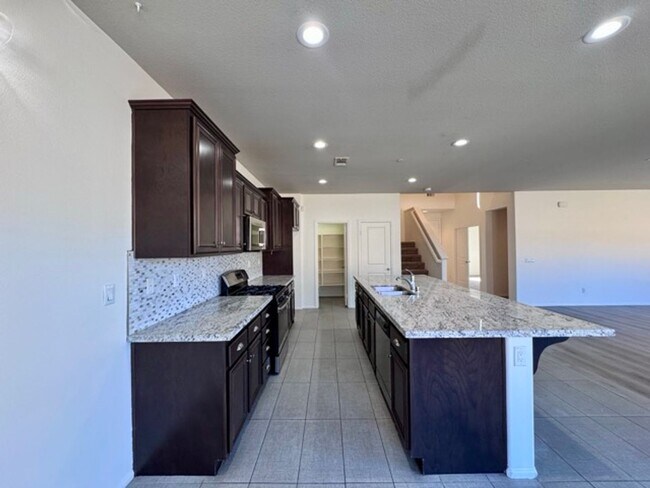 Building Photo - MOVE IN SPECIAL!! Move in on or before Oct...