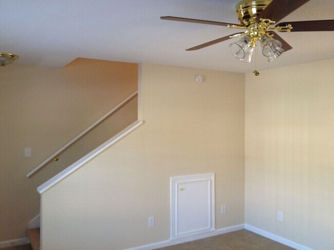 Building Photo - 2 bedroom, 1.5 bathroom located in the desirable Haymount Area!