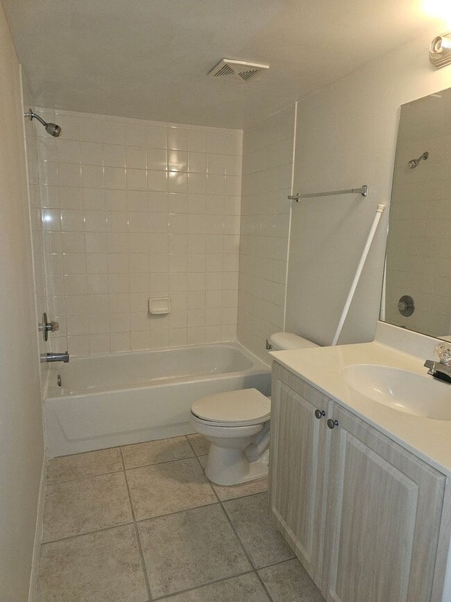 Building Photo - 2/2 Third Floor Condo at Coral Cove W/ Wat...