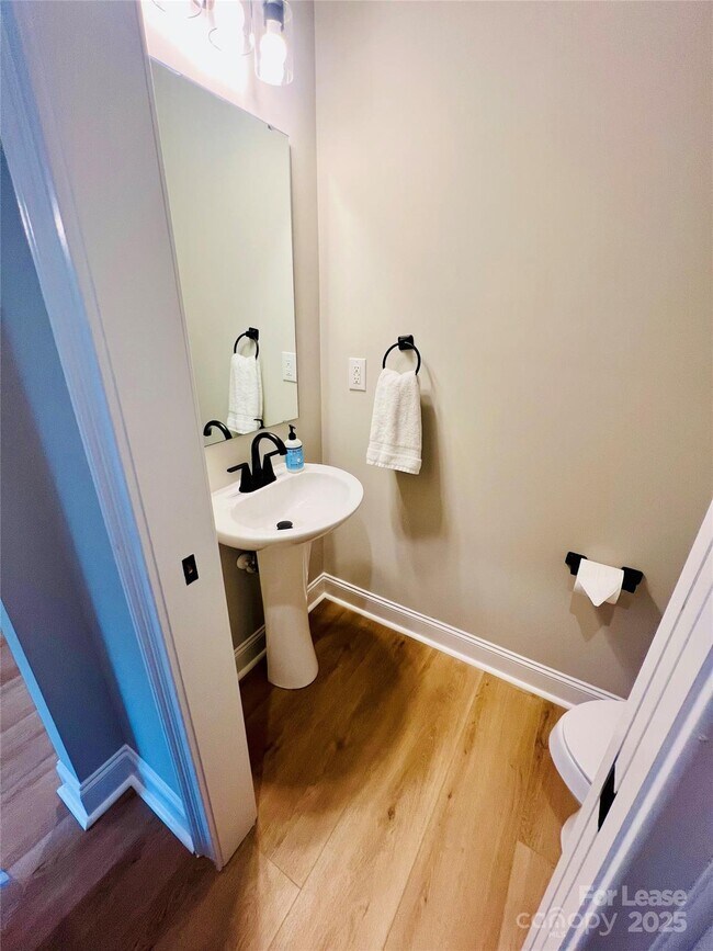 Building Photo - 571 Reid St