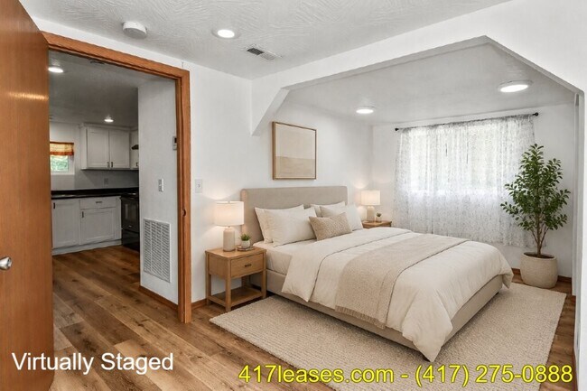 Building Photo - 2518 N Weller Ave