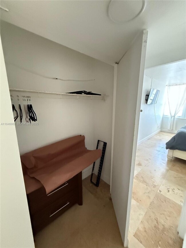 Building Photo - 100 Lincoln Rd