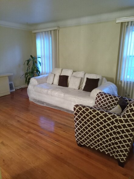 Fully Furnished Living Room - 11742 Beaconsfield St