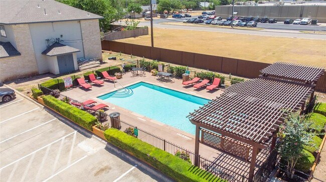 Primary Photo - 200 Riverbend Dr
