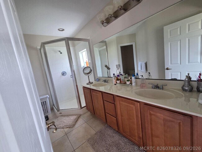 Building Photo - 3018 N Evergreen Cir