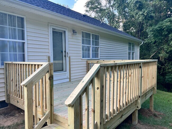 Building Photo - 1000 Meadowgreen Dr