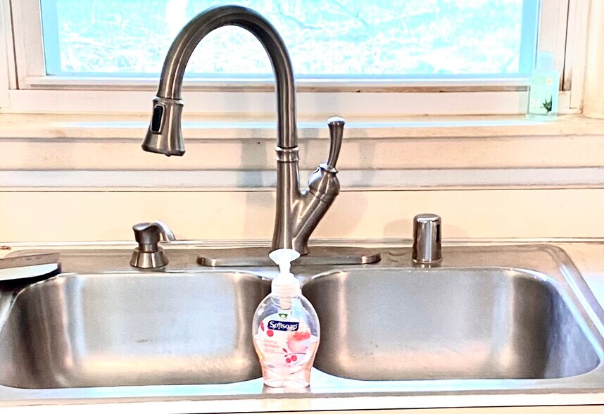 Building Photo - 8003 Broadfern Dr