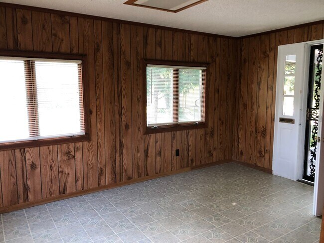 Building Photo - 2 bedroom home