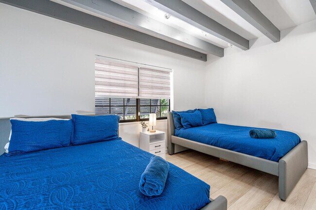 Building Photo - 807-809 Southwest 14th Court-SI FL2-ID1475657P