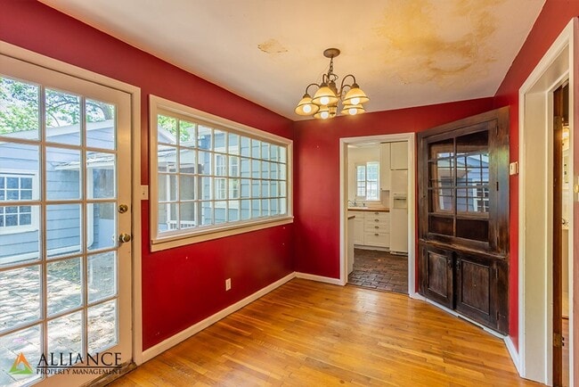 Building Photo - Spacious home close to KSU Campus!