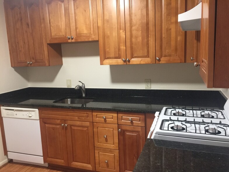 Building Photo - 860 Monroe Dr NE